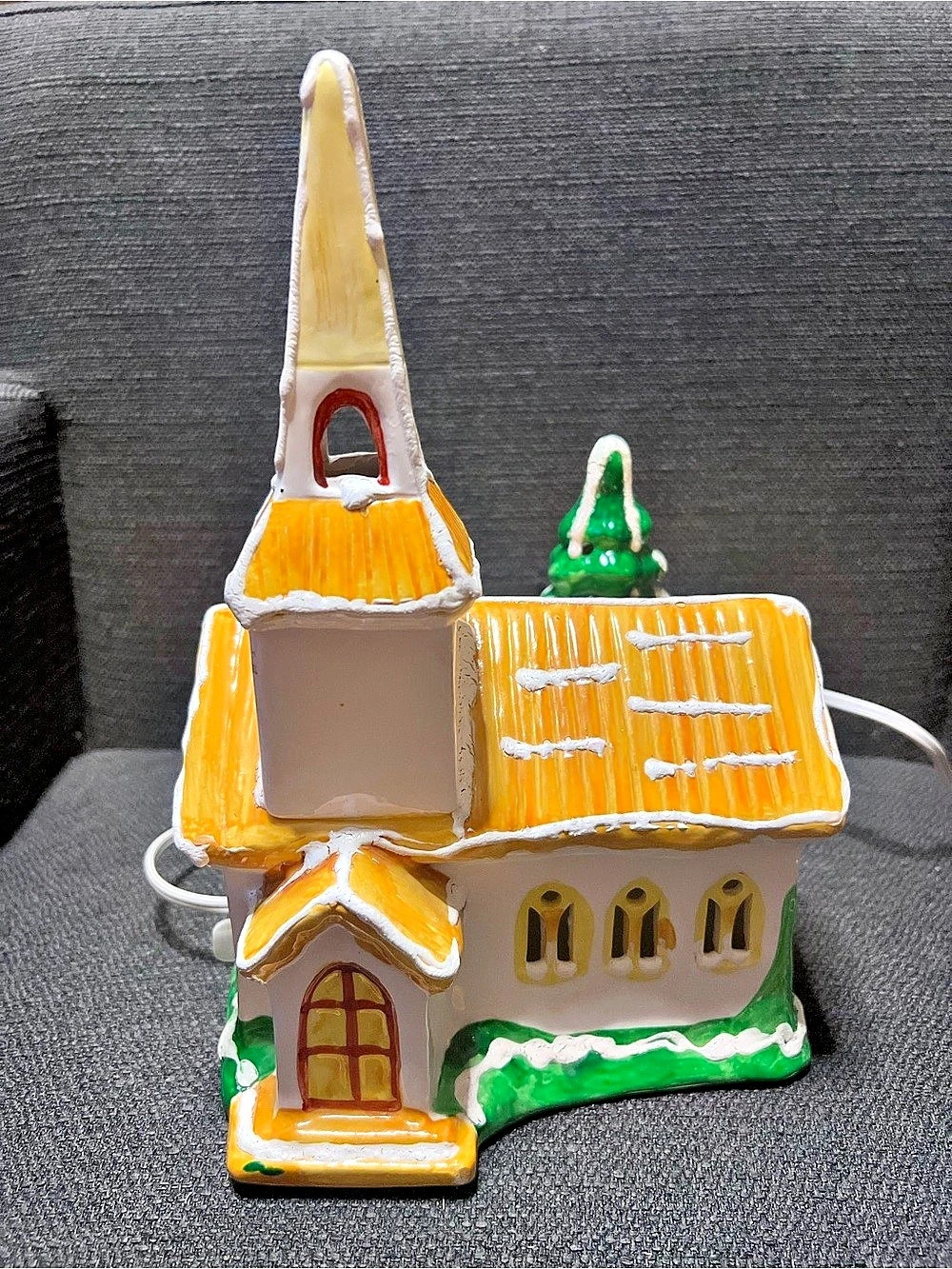 Department 56 2000 Holly Lane Christmas church lighted ceramic building